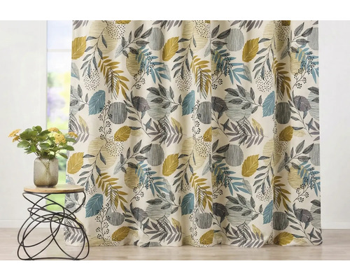 Cortină cu model de frunze în fața unei ferestre și o măsuță cu o vază cu flori.