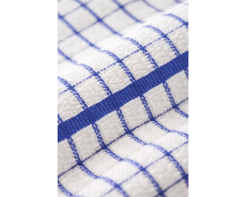 Prim-plan cu un prosop de bucătărie în carouri albastre și albe din material țesut.