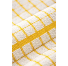 Vedere de aproape a unui prosop de bucătărie din material țesut cu model în carouri galbene.