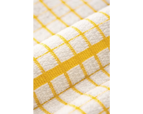Vedere de aproape a unui prosop de bucătărie din material țesut cu model în carouri galbene.