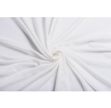 Țesătură albă cu pliuri într-un aranjament spiralat