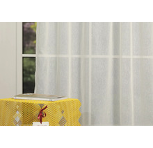 Fereastră cu perdea și măsuță laterală