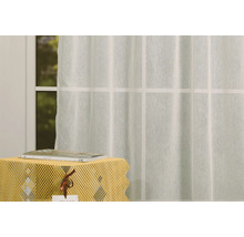 Cortină transparentă în fața unei ferestre