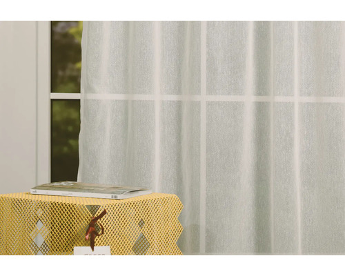 Cortină transparentă în fața unei ferestre