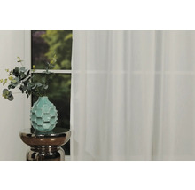 Scenă decorativă cu perdea, măsuță laterală și vază