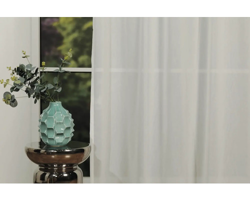 Scenă decorativă cu perdea, măsuță laterală și vază