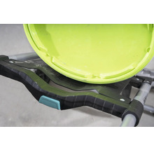 Găleată de vopsea pe un suport pentru găleată