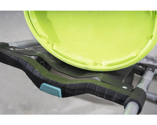 Găleată de vopsea pe un suport pentru găleată