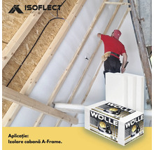 Un muncitor izolează acoperișul unei case tip A cu vată izolatoare ISOFLECT.