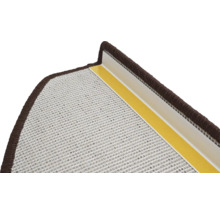 Detaliu al unei trepte cu protecție de margine maro