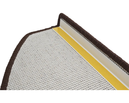 Detaliu al unei trepte cu protecție de margine maro