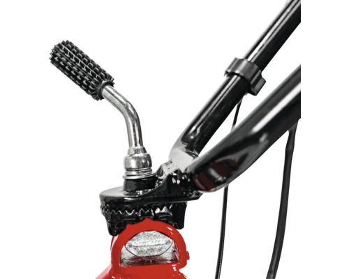 Prim-plan cu ghidonul unui cultivator