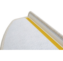 Imagine detaliată a unei trepte cu covor și bandă adezivă