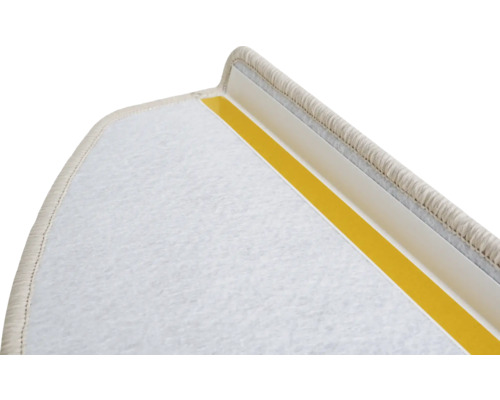 Imagine detaliată a unei trepte cu covor și bandă adezivă