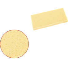 Două bureți galbeni, unul dreptunghiular și unul rotund, pentru curățenie