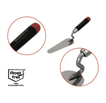 Mistrie de zidar cu mâner negru și suprafață din oțel inoxidabil