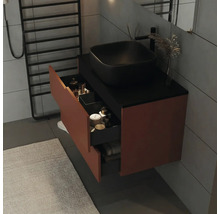 Dulap de baie cu sertar deschis și spații de depozitare