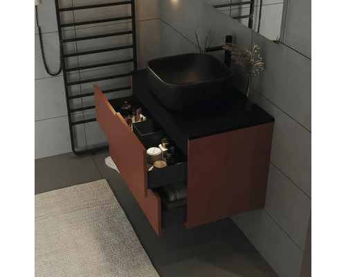 Dulap de baie cu sertar deschis și spații de depozitare