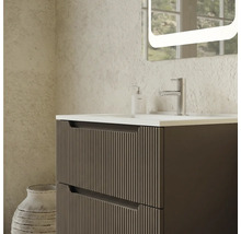 Dulap de lavoar cu chiuvetă, robinet, oglindă și decorațiuni în baie