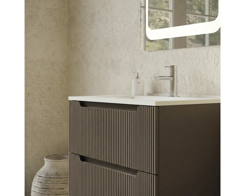 Dulap de lavoar cu chiuvetă, robinet, oglindă și decorațiuni în baie