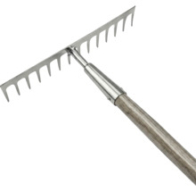 Greblă de grădină cu mâner din lemn și dinți metalici