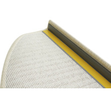 Imagine detaliată a unei covorașe de scară cu bandă adezivă și profil de fixare