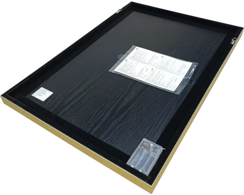 Spatele unei imagini înrămate cu umerașe