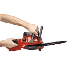 Fierăstrău cu lanț cu acumulator Einhell ținut cu ambele mâini de mânere.