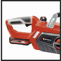 Vedere detaliată a unui ferăstrău cu lanț cu acumulator Einhell cu baterie de 18 Volt, mâner ergonomic, capac rezervor ulei și Einhell Logo.
