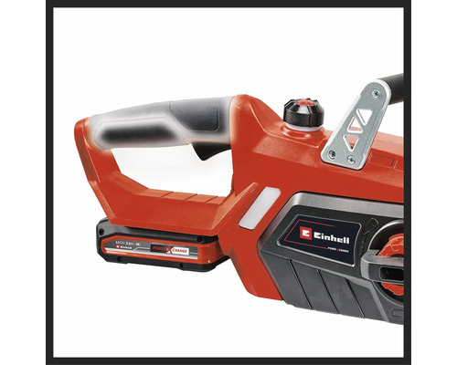 Vedere detaliată a unui ferăstrău cu lanț cu acumulator Einhell cu baterie de 18 Volt, mâner ergonomic, capac rezervor ulei și Einhell Logo.
