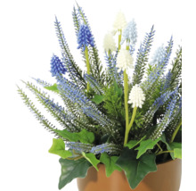 Aranjament floral artificial cu flori albastre și albe în ghiveci