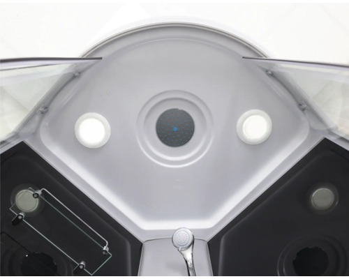 Interiorul unei cabine de duș cu cap de duș, raft și duș de tavan