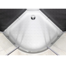 Vedere de sus a unei cădițe de duș cu intrare pe colț și scurgere