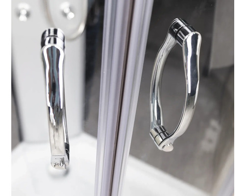 Mânere pe o cabină de duș