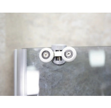 Prim-plan cu o rolă de cabină de duș pe o cabină de duș