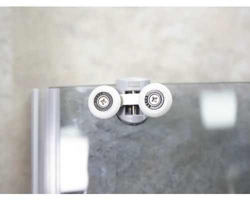 Prim-plan cu o rolă de cabină de duș pe o cabină de duș