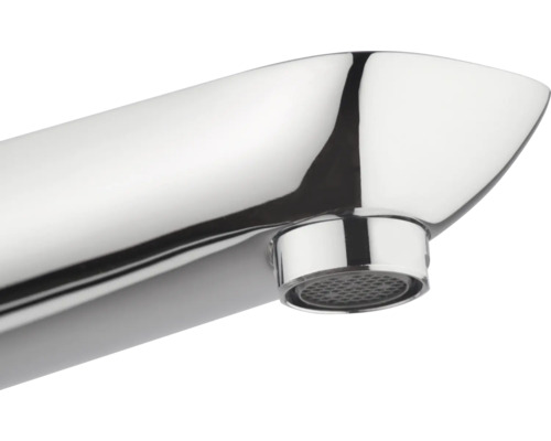 Prim-plan cu capul unui robinet cu aerator.