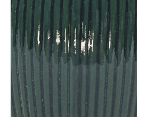 Prim-plan cu o vază ceramică cu nervuri