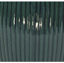 Prim-plan cu o vază ceramică cu nervuri