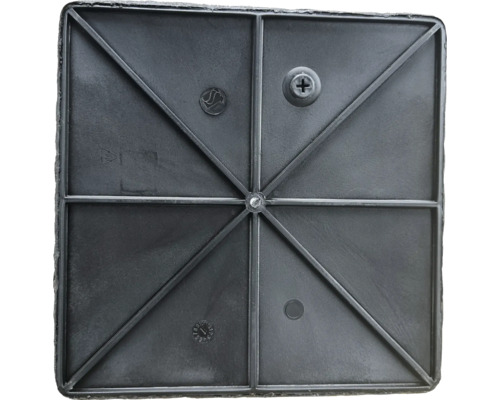 Partea inferioară a unei plăci de jardinieră pătrate din plastic cu întărituri