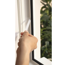 Aplicare bandă de etanșare pentru ferestre pe cadrul ferestrei