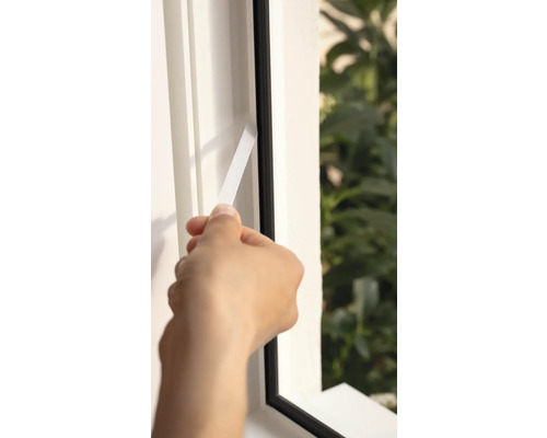 Aplicare bandă de etanșare pentru ferestre pe cadrul ferestrei