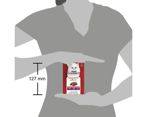 Pachet de hrană pentru pisici Purina Gourmet Mon Petit Intense între două mâini, cu indicarea dimensiunii de 127 mm.