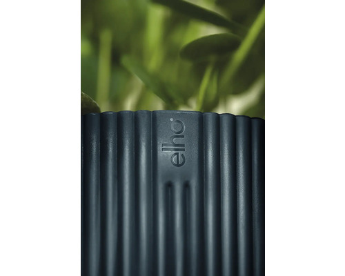 Imagine detaliată a unui ghiveci de flori cu logo Elho și textură striată.