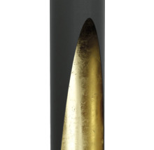 Prim-plan cu o lampă neagră cu interior auriu