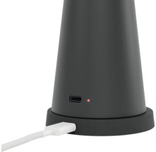 Prim-plan cu un dispozitiv fără fir cu port de încărcare și cablu de încărcare