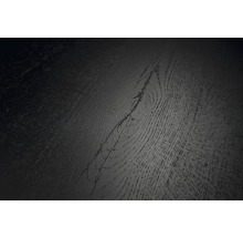 Vedere detaliată a unei suprafețe de pardoseală închisă la culoare cu textură de lemn și nod vizibil.