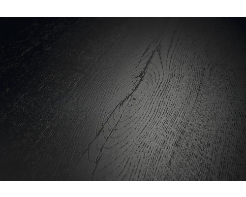 Vedere detaliată a unei suprafețe de pardoseală închisă la culoare cu textură de lemn și nod vizibil.