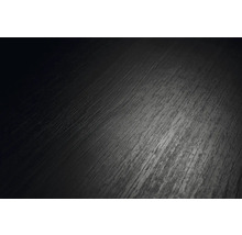 Suprafață texturată închisă cu aspect de lemn, prim-plan al unei plăci de laminat sau al unei pardoseli.