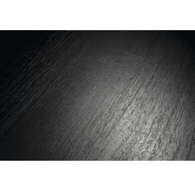 Vedere de aproape a unei suprafete structurate cu granulatie de lemn de culoare neagra.